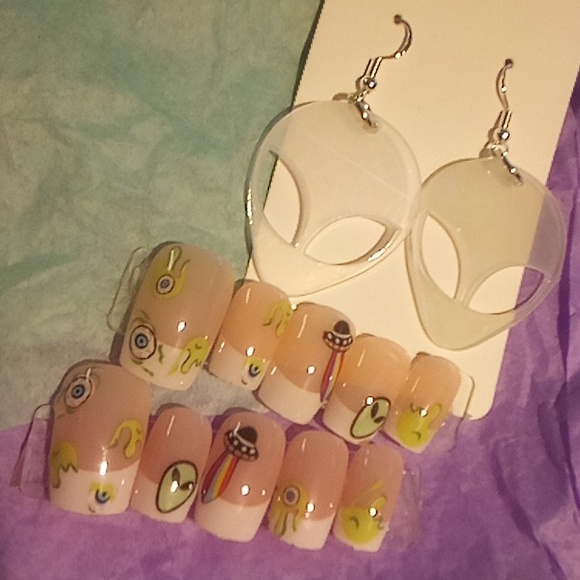 Alien 👽 matching nails and earrings - Picture 1 of 1
